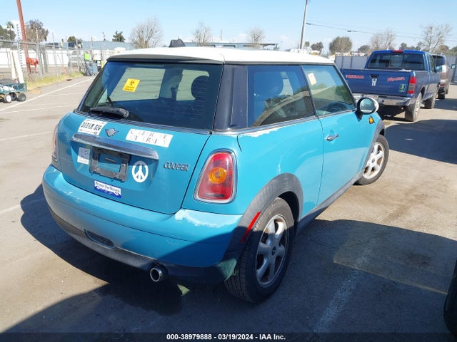 2010 MINI COOPER WMWMF3C59ATZ24779 Photo 3
