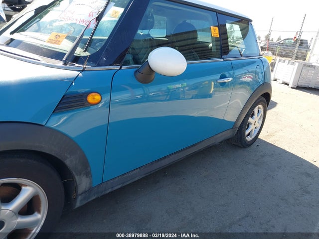 2010 MINI COOPER WMWMF3C59ATZ24779 Photo 5