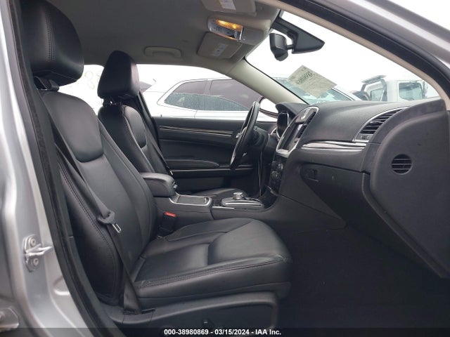 2C3CCARG0KH667700 Chrysler 300 Touring L Awd