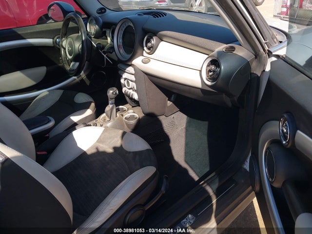 2010 MINI COOPER WMWMF3C51ATZ22623 Photo 4
