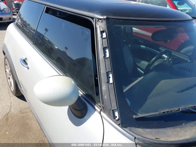 2010 MINI COOPER WMWMF3C51ATZ22623 Photo 5