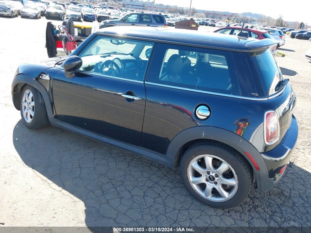 2008 MINI COOPER S WMWMF73538TV35086 Photo 2