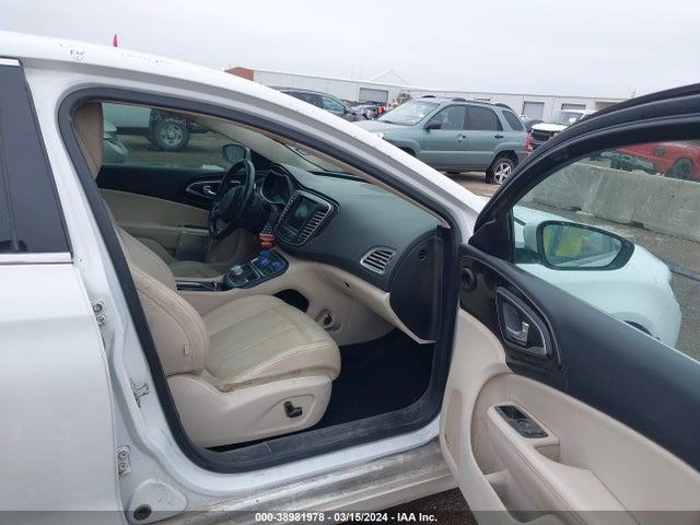 Chrysler 200 C 2015 1C3CCCCG0FN515451 Image 5