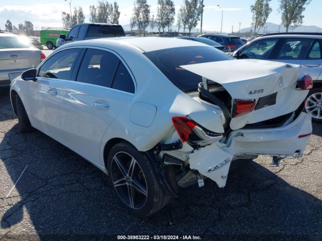 WDD3G4EB3KW000610 Mercedes-Benz A 220