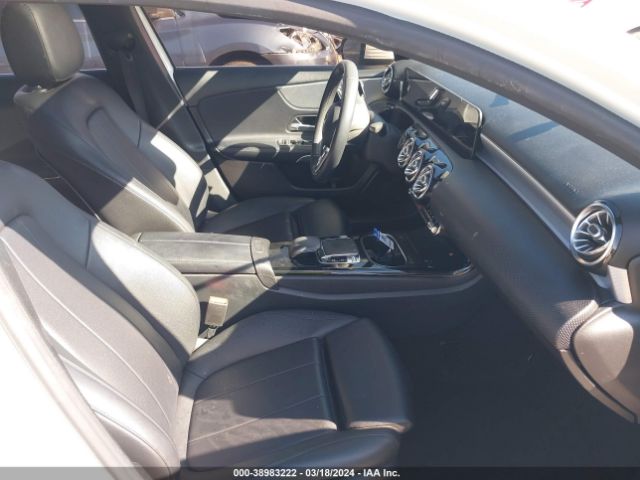 WDD3G4EB3KW000610 Mercedes-Benz A 220