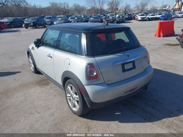 2011 MINI COOPER WMWSU3C55BTX96541 Photo 2