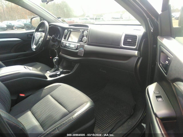 Toyota Highlander Le Plus 2019 5TDBZRFH4KS936073 Image 5