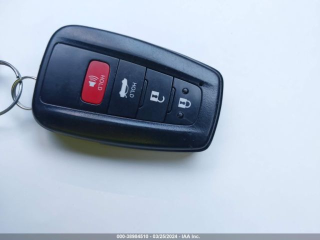 5YFHPMAE4NP381428 Toyota COROLLA LE