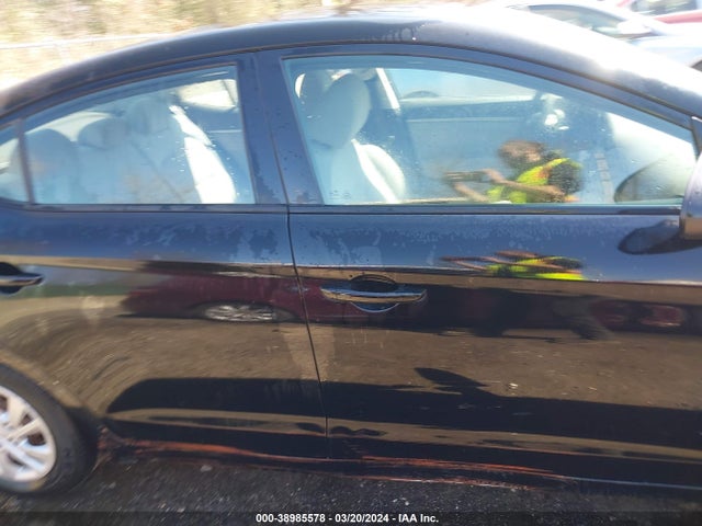 Hyundai ELANTRA SE 2018 5NPD74LF6JH215942 Image 13