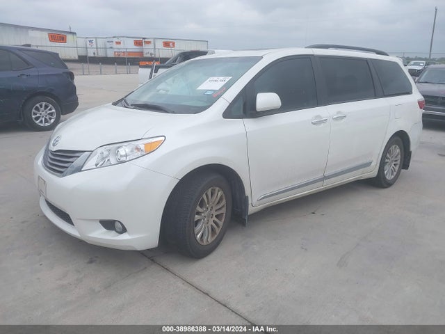 Toyota Sienna Xle 8 Passenger 2017 5TDYZ3DC2HS821396 Image 2