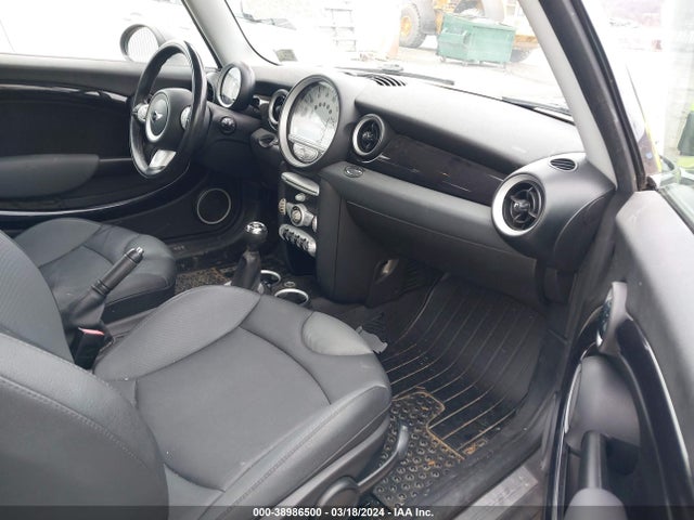 2010 MINI COOPER CLUBMAN WMWML3C56ATX51537 Photo 4