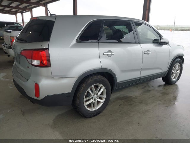 KIA SORENTO LX 2015 5XYKT3A6XFG550636 Image 4