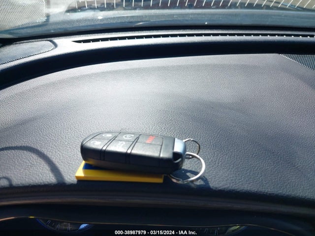 38987979 :رقم المزاد ، 1C3CCCCB7FN554820 vin ، 2015 Chrysler 200 C مزاد بيع