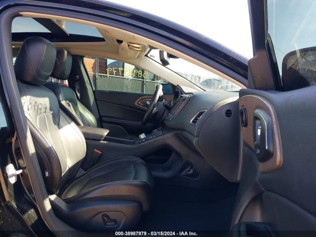 38987979 :رقم المزاد ، 1C3CCCCB7FN554820 vin ، 2015 Chrysler 200 C مزاد بيع