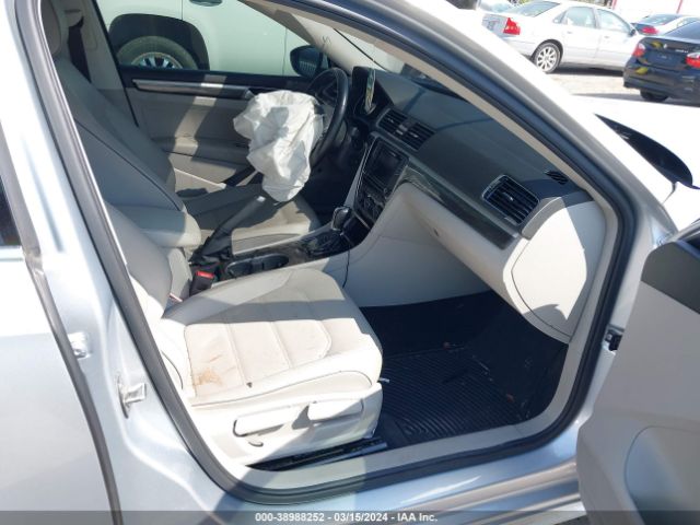1VWBA7A38JC049189 Volkswagen Passat 2.0t Se