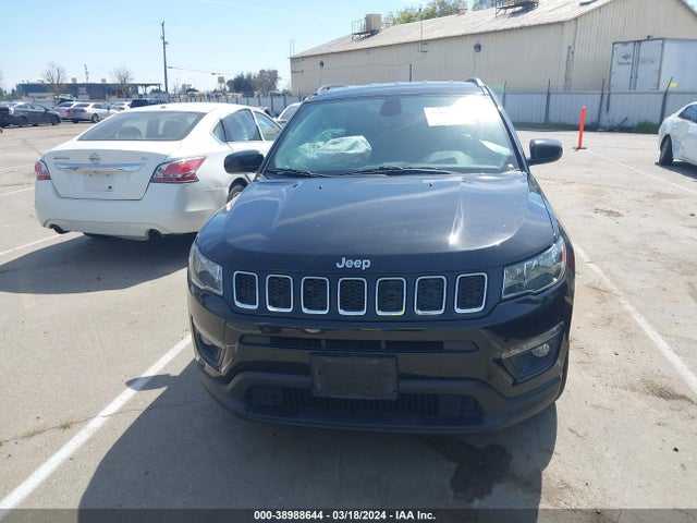 3C4NJCBB8JT441057 Jeep Compass Latitude Fwd