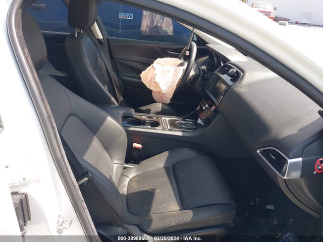 2017 JAGUAR XE SAJAR4BG1HA973813 Photo 4