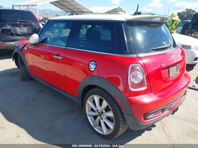 2011 MINI COOPER S WMWSV3C5XBTY13640 Photo 2