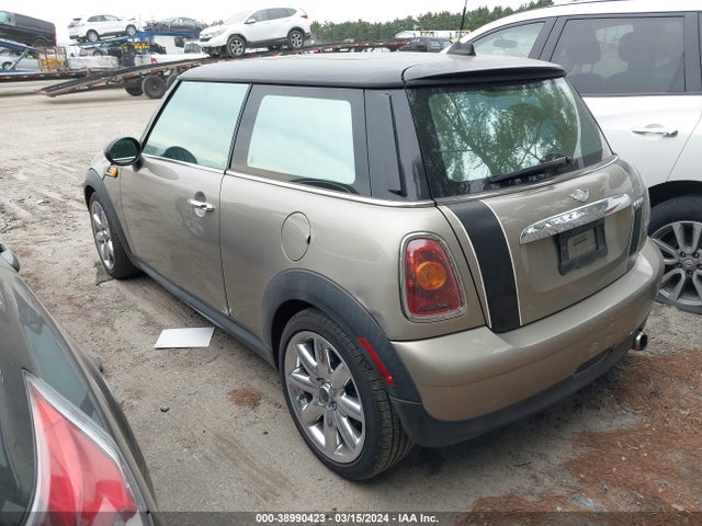 2010 MINI COOPER WMWMF3C56ATZ22892 Photo 2