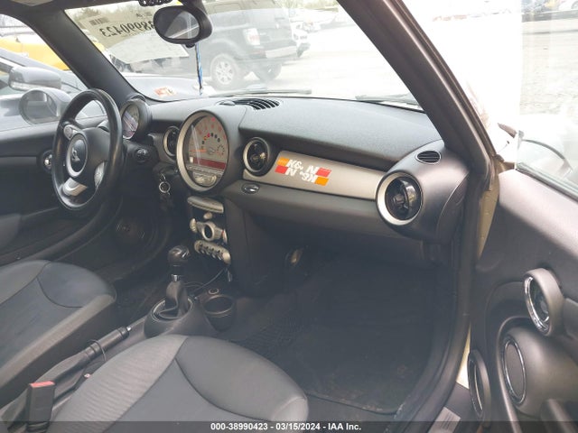 2010 MINI COOPER WMWMF3C56ATZ22892 Photo 4