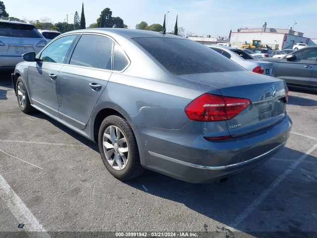 1VWAT7A37GC048095 Volkswagen Passat 1.8t S