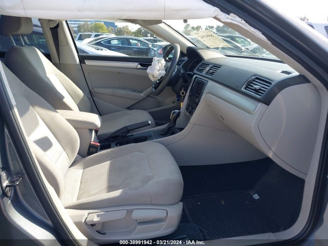 1VWAT7A37GC048095 Volkswagen Passat 1.8t S
