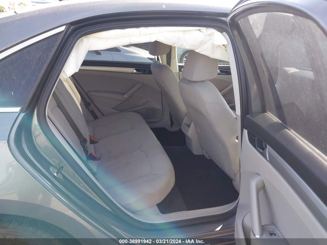 1VWAT7A37GC048095 Volkswagen Passat 1.8t S
