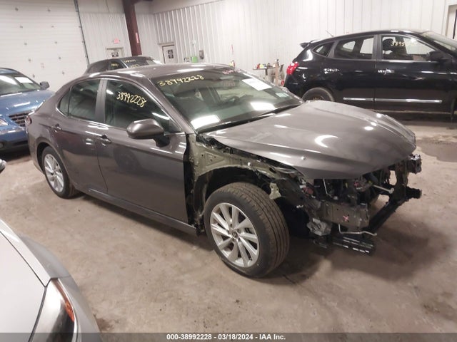 Toyota CAMRY LE 2022 4T1C11AK0NU639636 Image 1