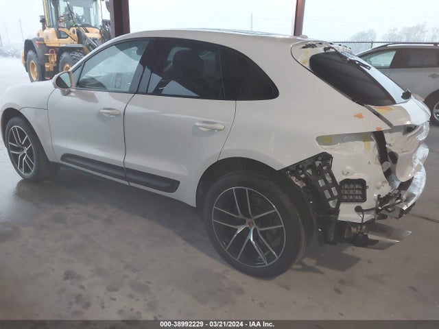 2022 PORSCHE MACAN WP1AA2A51NLB11703 Photo 2