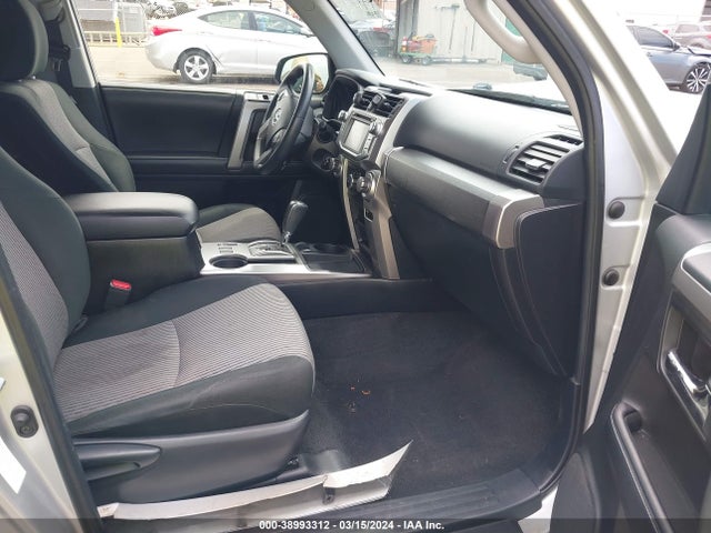Toyota 4RUNNER SR5 2019 JTEZU5JR4K5200760 Image 5