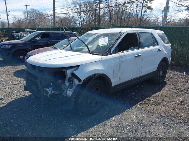 Ford Utility Police Interceptor 2015 1FM5K8AR5FGB32422 Image 2
