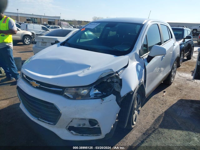 Chevrolet TRAX LS 2018 3GNCJKSB4JL224856 Image 2