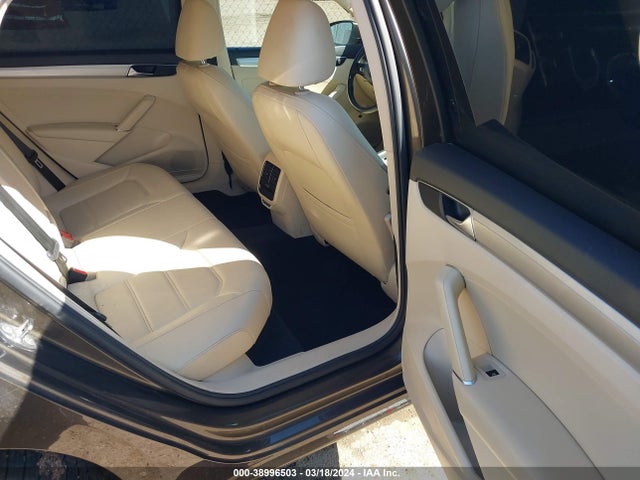 1VWLA7A36KC011899 Volkswagen Passat 2.0t Wolfsburg Edition