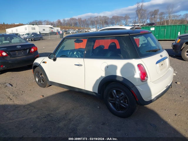 2006 MINI COOPER WMWRC33586TJ77617 Photo 2