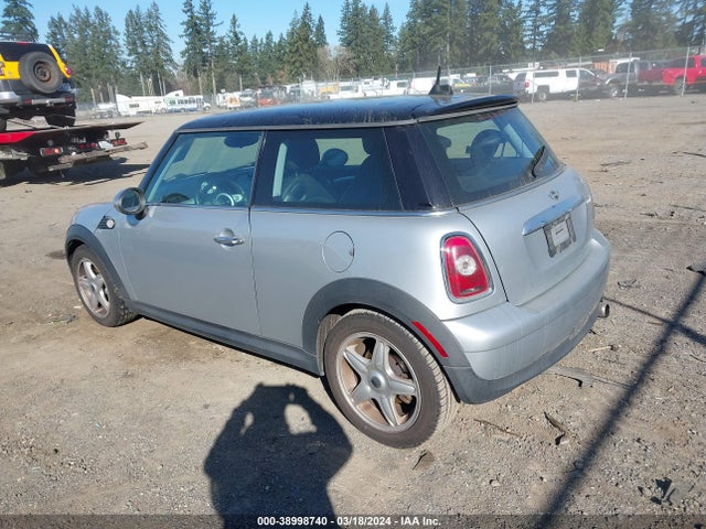 2007 MINI COOPER WMWMF33547TU60390 Photo 2