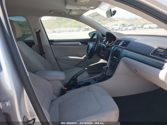 1VWAT7A3XGC058457 Volkswagen Passat 1.8t R-line
