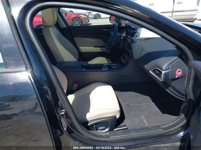 2018 JAGUAR XE SAJAR4FX7JCP32424 Photo 4