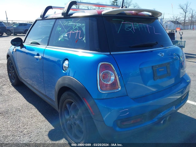 2011 MINI COOPER S WMWSV3C56BTY21640 Photo 2
