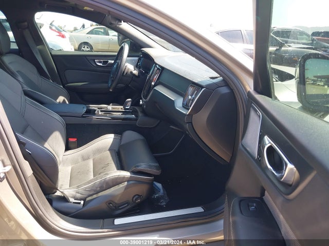 7JRBR0FM5LG048390 Volvo S60 Hybrid T8 R-design