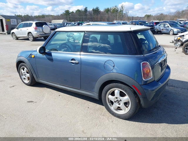2010 MINI COOPER WMWMF3C52ATU76238 Photo 2