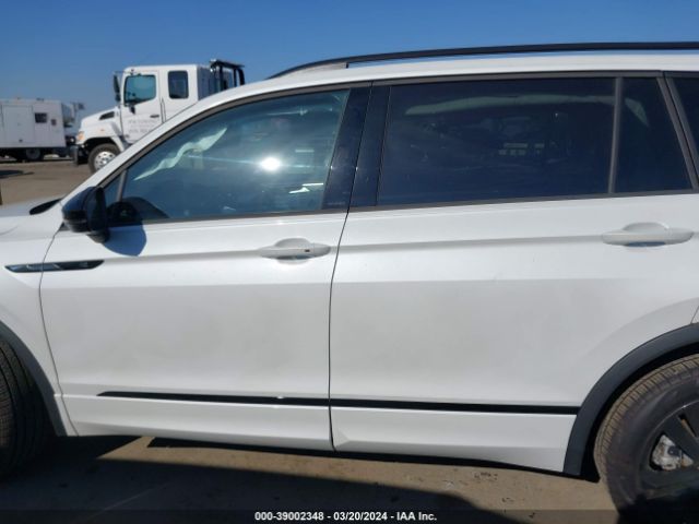 3VVCB7AX3PM139771 Volkswagen Tiguan 2.0t Se R-line Black