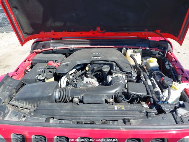 1C4HJXEG1JW165679 Jeep Wrangler Unlimited Sahara 4x4