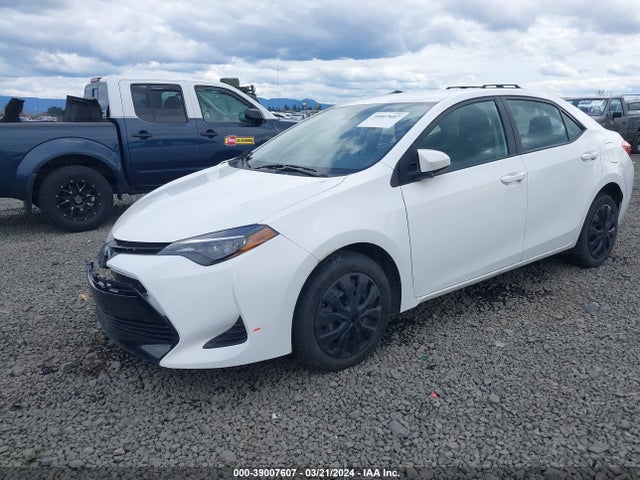Toyota COROLLA LE 2018 5YFBURHE5JP738563 Image 2