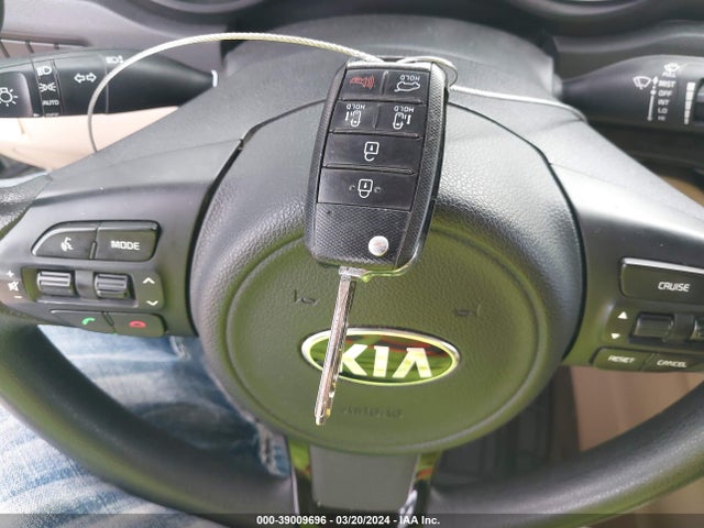 KIA SEDONA LX 2016 KNDMB5C19G6090009 Image 11