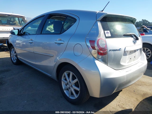 Toyota Prius C Four 2014 JTDKDTB38E1063256 Image 3