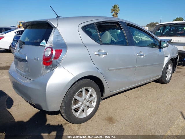 Toyota Prius C Four 2014 JTDKDTB38E1063256 Image 4