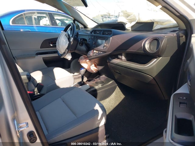 Toyota Prius C Four 2014 JTDKDTB38E1063256 Image 5
