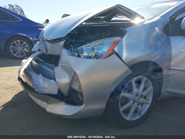Toyota Prius C Four 2014 JTDKDTB38E1063256 Image 6