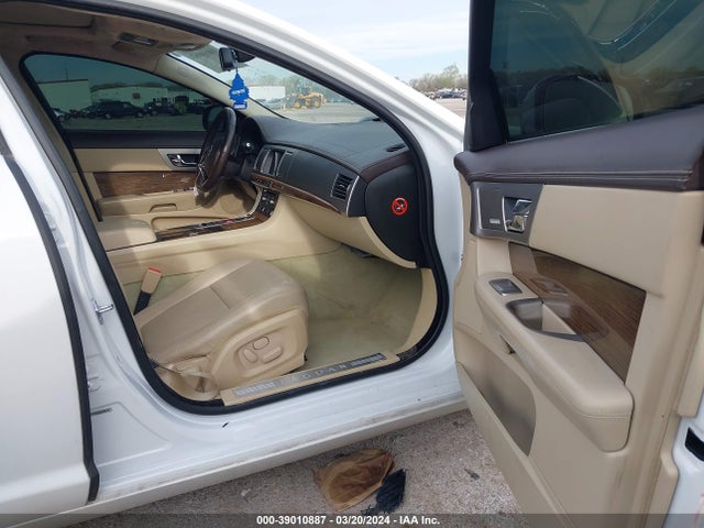 2011 JAGUAR XF SAJWA0HE6BMR97669 Photo 4
