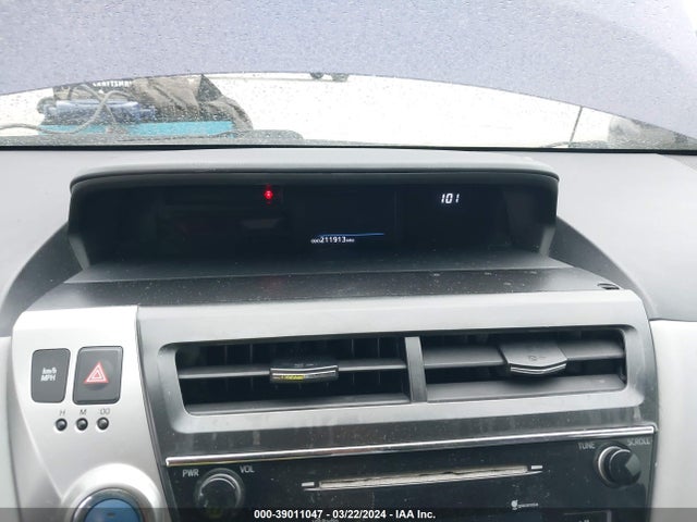 Toyota Prius V Three 2015 JTDZN3EU9FJ022541 Image 7